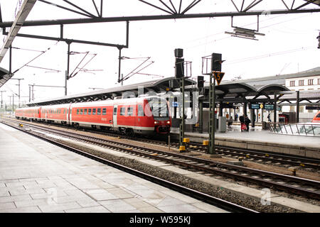 Ein Zug der Deutschen Bahn auf dem Bahnsteig am Hauptbahnhof in Leipzig. Stockfoto