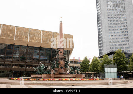 Mendebrunnen am Augustusplatz beim Gewandhaus und Panorama-Turm in Leipzig. Stockfoto