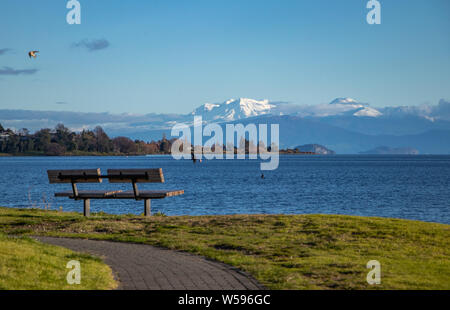 Blick auf schneebedeckte Berge von Lake Taupo, Neuseeland Stockfoto