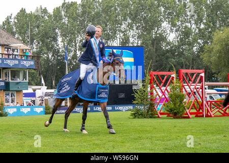 Hickstead, Vereinigtes Königreich. 26. Juli, 2019. Preisgekrönte schwedische Team Mitglieder Schoß Ehre an der Longines FEI Jumping Nations Cup von Großbritannien. Kredit Elli Birke/SIP-Foto Agentur/Alamy leben Nachrichten. Stockfoto