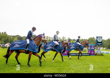 Hickstead, Vereinigtes Königreich. 26. Juli, 2019. Preisgekrönte schwedische Team Mitglieder Schoß Ehre an der Longines FEI Jumping Nations Cup von Großbritannien. Kredit Elli Birke/SIP-Foto Agentur/Alamy leben Nachrichten. Stockfoto