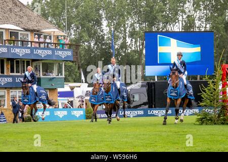 Hickstead, Vereinigtes Königreich. 26. Juli, 2019. Preisgekrönte schwedische Team Mitglieder Schoß Ehre an der Longines FEI Jumping Nations Cup von Großbritannien. Kredit Elli Birke/SIP-Foto Agentur/Alamy leben Nachrichten. Stockfoto