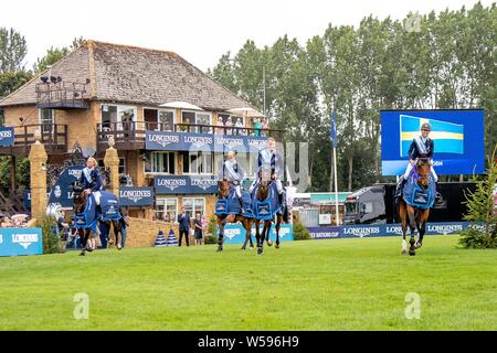 Hickstead, Vereinigtes Königreich. 26. Juli, 2019. Preisgekrönte schwedische Team Mitglieder Schoß Ehre an der Longines FEI Jumping Nations Cup von Großbritannien. Kredit Elli Birke/SIP-Foto Agentur/Alamy leben Nachrichten. Stockfoto