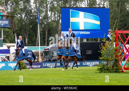 Hickstead, Vereinigtes Königreich. 26. Juli, 2019. Preisgekrönte schwedische Team Mitglieder Schoß Ehre an der Longines FEI Jumping Nations Cup von Großbritannien. Kredit Elli Birke/SIP-Foto Agentur/Alamy leben Nachrichten. Stockfoto