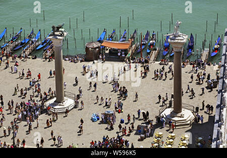 Säulen von San Marco und San Todaro am Platz von St. Marco in Venedig. Region Veneto. Italien Stockfoto