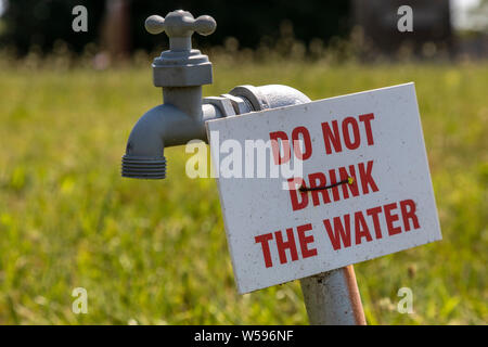 Detroit, Michigan - ein Schild warnt gegen das Trinken von Wasser aus einem Hahn. Stockfoto