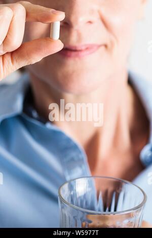Frau nehmen Ibuprofen anti-entzündliche Medikamente. Stockfoto