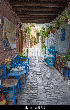 Schöne authentische zypriotische Häuser und Straßen in der Altstadt Lefkara Dorf. Bezirk Larnaca, Zypern. Stockfoto