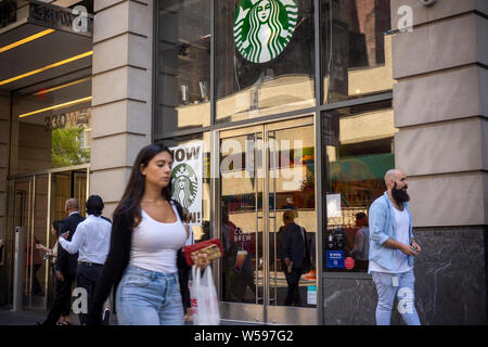 Eine neu eröffnete Starbucks Kaffee in Midtown in New York am Mittwoch, 24. Juli 2019. (© Richard B. Levine) Stockfoto