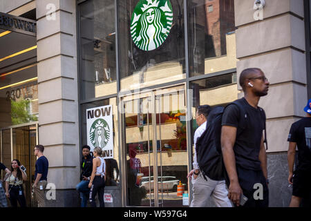 Eine neu eröffnete Starbucks Kaffee in Midtown in New York am Mittwoch, 24. Juli 2019. (© Richard B. Levine) Stockfoto