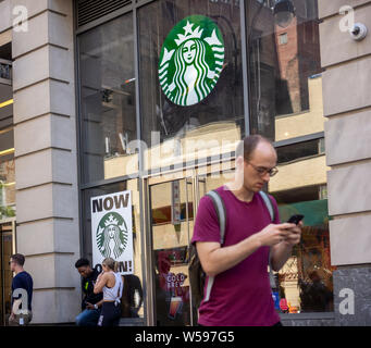 Eine neu eröffnete Starbucks Kaffee in Midtown in New York am Mittwoch, 24. Juli 2019. (© Richard B. Levine) Stockfoto