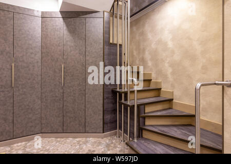 Großer Kleiderschrank im Flur und Treppe in den zweiten Stock Stockfoto