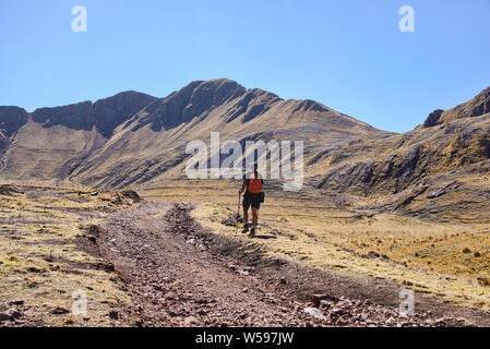 Trekking Teil des ursprünglichen Inka Trail zu den Ruinen von Huchuy Qosqo, das Heilige Tal, Peru Stockfoto