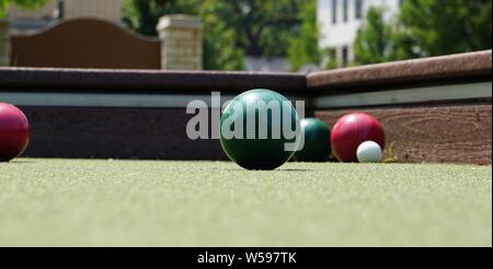 Sommernachmittag auf dem Boccia-Platz in einem öffentlichen Park. Stockfoto