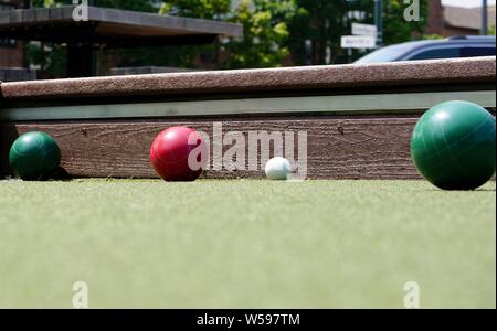 Sommernachmittag auf dem Boccia-Platz in einem öffentlichen Park. Stockfoto