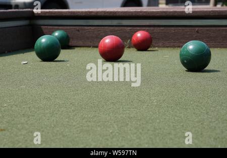 Sommernachmittag auf dem Boccia-Platz in einem öffentlichen Park. Stockfoto