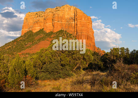 Red Rock Felsformation aus Sandstein leuchtet Gold im Licht des Sonnenuntergangs - Courthouse Butte, Sedona, Arizona Stockfoto