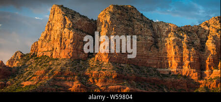 Panorama der wunderschönen roten Sandstein Felsformationen und Gipfel am Goldenen Stunde unter einem dramatischen Himmel bei Sonnenuntergang - Sedona, Arizona Stockfoto