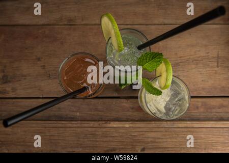 Ein Schuss frischen Mojito und Eistee-Cocktails über dem Kopf Eine hölzerne Oberfläche Stockfoto