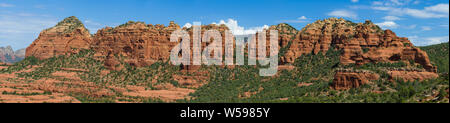 Panoramablick auf die Landschaft aus Sandstein Felsformationen, Gipfeln und Buttes unter einem wunderschönen blauen Himmel - Blick vom Schnebly Hill Road, Sedona, Arizona Stockfoto