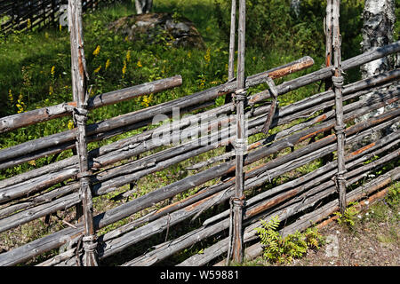 Alte traditionelle Landwirt Zaun aus Birkenrinde und lange Stöcke auf Gammlia Stockfoto