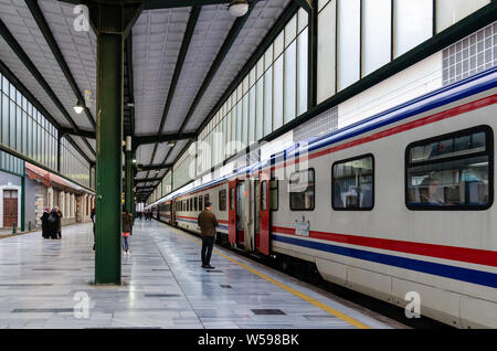 Ankara, Türkei - März 17,2019: Der Zug Fertig zum Abflug in Ankara Bahnhof. Passagiere steht in der Nähe der Bahn. Stockfoto