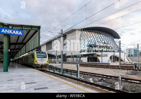 Ankara, Türkei - März 17,2019: Der Zug Fertig zum Abflug in Ankara Bahnhof. Passagiere steht in der Nähe der Bahn. Stockfoto