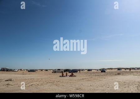 Insel Romo, Dänemark. Am 26. Juli 2019 Wohnmobile, Reisemobile, Wohnmobile, Wohnmobil, Wohnwagen und Autos stehen und fahren auf riesigen Sandstrand Strand auf der Insel Romo (Jütland) © vadim Pacajev/Alamy Leben Nachrichten gesehen werden Stockfoto