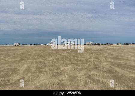 Insel Romo, Dänemark. Am 26. Juli 2019 Wohnmobile, Reisemobile, Wohnmobile, Wohnmobil, Wohnwagen und Autos stehen und fahren auf riesigen Sandstrand Strand auf der Insel Romo (Jütland) © vadim Pacajev/Alamy Leben Nachrichten gesehen werden Stockfoto