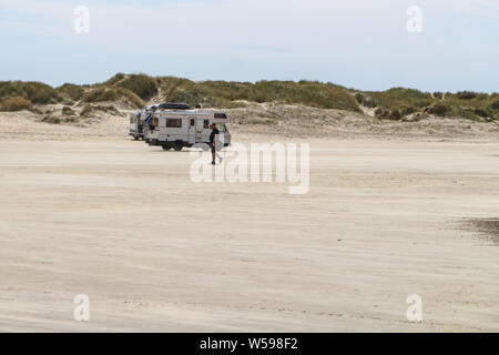 Insel Romo, Dänemark. Am 26. Juli 2019 Wohnmobile, Reisemobile, Wohnmobile, Wohnmobil, Wohnwagen und Autos stehen und fahren auf riesigen Sandstrand Strand auf der Insel Romo (Jütland) © vadim Pacajev/Alamy Leben Nachrichten gesehen werden Stockfoto