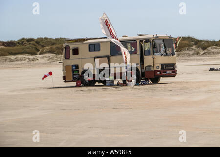 Insel Romo, Dänemark. Am 26. Juli 2019 Bus für ein Reisemobil umgewandelt wird gesehen steht auf riesigen Sandstrand Strand auf der Insel Romo (Jütland © vadim Pacajev/Alamy leben Nachrichten Stockfoto