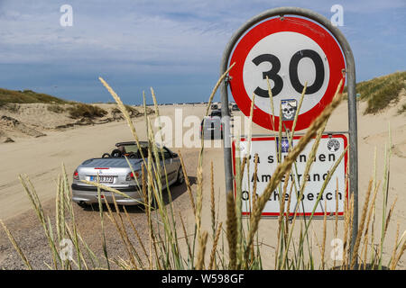 Insel Romo, Dänemark. Am 26. Juli 2019 Wohnmobile, Reisemobile, Wohnmobile, Wohnmobil, Wohnwagen und Autos stehen und fahren auf riesigen Sandstrand Strand auf der Insel Romo (Jütland) © vadim Pacajev/Alamy Leben Nachrichten gesehen werden Stockfoto