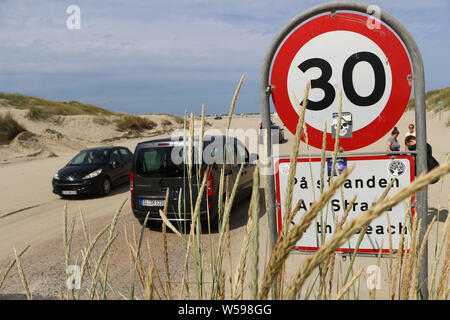 Insel Romo, Dänemark. Am 26. Juli 2019 Wohnmobile, Reisemobile, Wohnmobile, Wohnmobil, Wohnwagen und Autos stehen und fahren auf riesigen Sandstrand Strand auf der Insel Romo (Jütland) © vadim Pacajev/Alamy Leben Nachrichten gesehen werden Stockfoto