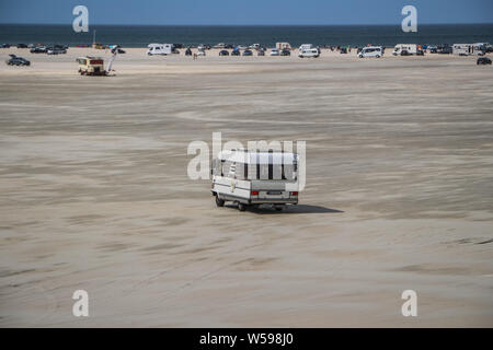 Insel Romo, Dänemark. Am 26. Juli 2019 Wohnmobile, Reisemobile, Wohnmobile, Wohnmobil, Wohnwagen und Autos stehen und fahren auf riesigen Sandstrand Strand auf der Insel Romo (Jütland) © vadim Pacajev/Alamy Leben Nachrichten gesehen werden Stockfoto