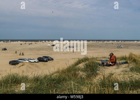 Insel Romo, Dänemark. Am 26. Juli 2019 Wohnmobile, Reisemobile, Wohnmobile, Wohnmobil, Wohnwagen und Autos stehen und fahren auf riesigen Sandstrand Strand auf der Insel Romo (Jütland) © vadim Pacajev/Alamy Leben Nachrichten gesehen werden Stockfoto