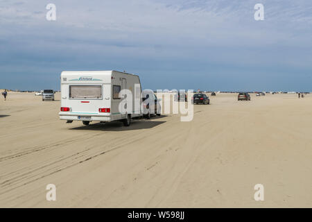 Insel Romo, Dänemark. Am 26. Juli 2019 Wohnmobile, Reisemobile, Wohnmobile, Wohnmobil, Wohnwagen und Autos stehen und fahren auf riesigen Sandstrand Strand auf der Insel Romo (Jütland) © vadim Pacajev/Alamy Leben Nachrichten gesehen werden Stockfoto