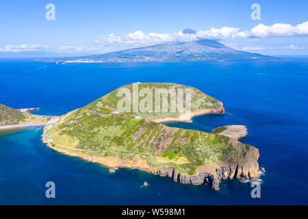 Naturpark der zerstörten erloschenen Vulkan Krater von Caldeirinhas, mount Guia in der Nähe von Horta, Faial Insel mit dem Gipfel des Pico vulkanischen Berg ein Stockfoto