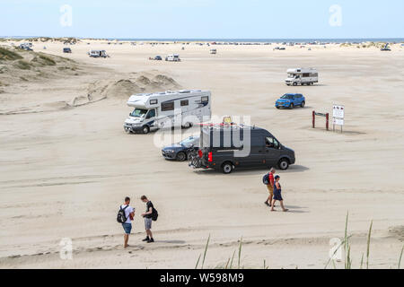 Insel Romo, Dänemark. Am 26. Juli 2019 Wohnmobile, Reisemobile, Wohnmobile, Wohnmobil, Wohnwagen und Autos stehen und fahren auf riesigen Sandstrand Strand auf der Insel Romo (Jütland) © vadim Pacajev/Alamy Leben Nachrichten gesehen werden Stockfoto