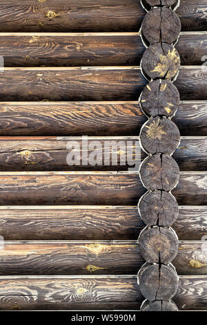 Outdoor Ansicht des Hauses Wand anmelden. Hintergrund mit kopieren. Vertikale Ausrichtung: Fotografie. Close-up. Dunkel braun gebrannt verwittertes Holz- Textur. Cor Stockfoto