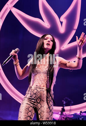 Lulworth, Dorset, 26. Juli 2019. Jess Glynne auf der Bühne, Lulworth, Dorset Credit: Dawn Fletcher-Park/Alamy leben Nachrichten Stockfoto