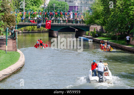 Eskisehir, Türkei - 19. Mai 2019: Boot und Kanu auf dem Fluss Porsuk in Eskisehir/Türkei Stockfoto