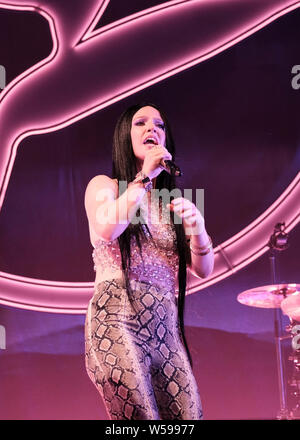 Lulworth, Dorset, 26. Juli 2019. Jess Glynne auf der Bühne, Lulworth, Dorset Credit: Dawn Fletcher-Park/Alamy leben Nachrichten Stockfoto