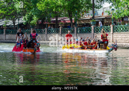 Eskisehir, Türkei - 19. Mai 2019: Traditionelle Kanu Rennen namens 'Dragon Rassen' über porsuk Fluss in Eskisehir, Türkei. Sie ihren Rudern und konkurrierende w Stockfoto