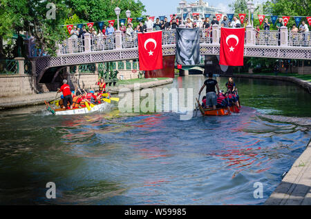 Eskisehir, Türkei - 19. Mai 2019: Traditionelle Kanu Rennen namens 'Dragon Rassen' über porsuk Fluss in Eskisehir, Türkei. Sie ihren Rudern und konkurrierende w Stockfoto