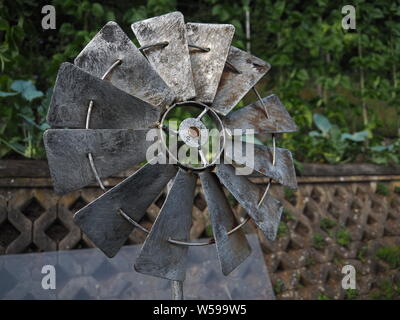 Metall Windrad Dekoration in einem Garten Stockfoto