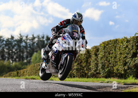 Consolation-maisonnettes Nordirland. 26. Juli, 2019. Consolation-maisonnettes Straße Rennen das Rennen der Legenden; Qualifizierung; Michael Dunlop Airborne auf dem Tyco BMW während der Rennen der Legenden Praxis Credits: Aktion plus Sport/Alamy leben Nachrichten Stockfoto