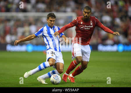 Nottingham, England 26. Juli Lewis Grabban (7) von Nottingham Forest Schlachten mit Martin ZUBIMENDI von Real Sociedad während der Vorsaison Freundschaftsspiel zwischen Nottingham Forest und Real Sociedad de Foetbol, S.A.D auf die Stadt Boden, Nottingham am Freitag, dem 26. Juli 2019. (Credit: Jon Hobley | MI Nachrichten) Credit: MI Nachrichten & Sport/Alamy leben Nachrichten Stockfoto