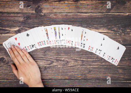 Woman's Hand auf die Karten Stockfoto