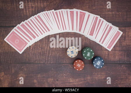 Poker-Chips auf dem Tisch Stockfoto