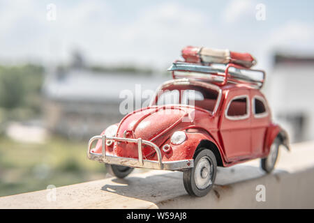 Warschau, Polen, Juli 2018 Alten roten VW Volkswagen Beetle Spielzeugauto, Surfbrett, Rettungsring auf dem Dach, Zeit für Urlaub, Traumurlaub im Sommer Stockfoto